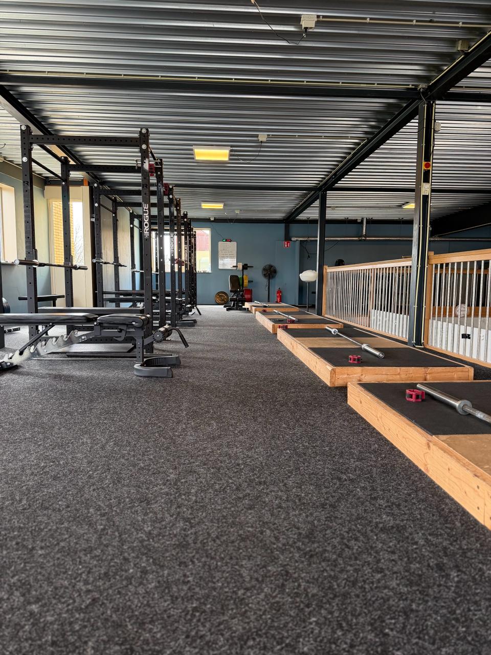 Krachtruimte met racks en hefplatforms